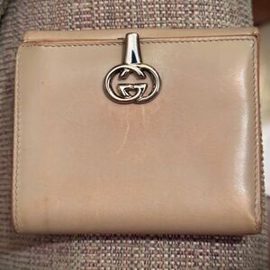 Vintage Gucci GG Bifold Leather Compact Wallet G Logo Clasp in Tan color